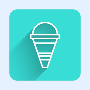 Beyaz çizgi Ateş Kova ikonu uzun gölge arkaplan izole. Metal koni kovası boş ya da yangın söndürme suyu var. Yeşil kare düğmesi. Vektör