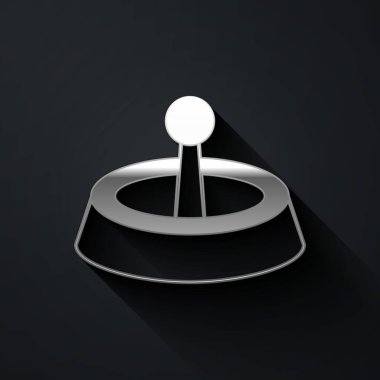 Gümüş Kumarhane rulet tekerleği simgesi siyah arka planda izole edildi. Uzun gölge tarzı. Vektör.