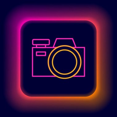 Parlayan neon hattı fotoğraf makinesi simgesi siyah arkaplanda izole edildi. Fotoğraf makinesi simgesi. Renkli taslak konsepti. Vektör