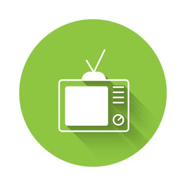Beyaz Retro TV simgesi uzun gölge arkaplanı ile izole edildi. Televizyon tabelası. Yeşil daire düğmesi. Vektör
