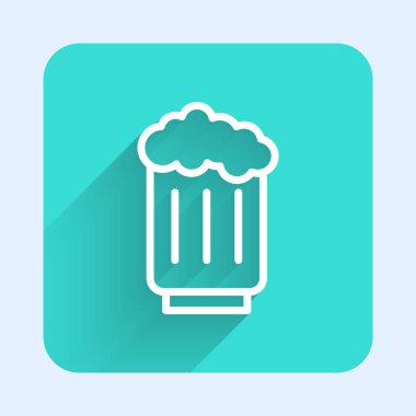 Beyaz çizgi ahşap bira kupası ikonu uzun gölgeli izole edilmiş. Yeşil kare düğmesi. Vektör.