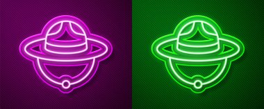Parlayan neon çizgisi Kanadalı korucu şapkası üniforması ikonu mor ve yeşil arka planda izole edilmiş. Vektör