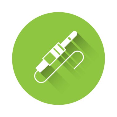 Beyaz Ses Jack simgesi uzun gölge arkaplanı ile izole edildi. Bağlantı ses ekipmanları için ses kablosu. Fiş kablosu. Müzik aleti. Yeşil daire düğmesi. Vektör