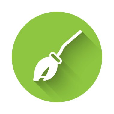 Beyaz Cadılar uzun gölgeli süpürge ikonu. Mutlu Cadılar Bayramı Partisi. Yeşil daire düğmesi. Vektör.