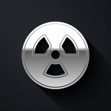 Siyah arkaplanda izole edilmiş gümüş radyoaktif simge. Radyoaktif zehirli sembol. Radyasyon tehlikesi işareti. Uzun gölge tarzı. Vektör