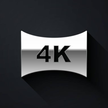 Siyah arkaplanda 4k Ultra HD video teknolojisi ikonu olan Gümüş Ekran TV. Uzun gölge tarzı. Vektör