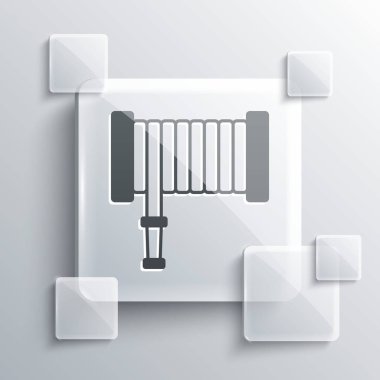 Gri arka planda gri yangın hortumu ikonu izole edildi. Kare cam paneller. Vektör