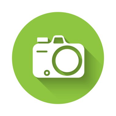 Beyaz fotoğraf makinesi simgesi uzun gölge arkaplanı ile izole edildi. Foto kamera. Dijital fotoğrafçılık. Yeşil daire düğmesi. Vektör