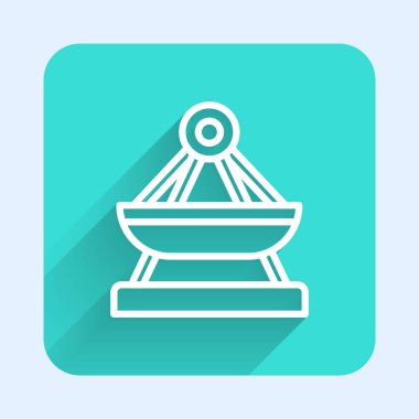 Beyaz çizgili salıncak ikonu uzun gölge arkaplanlı izole edilmiş. Çocuklar için eğlence parkı. Çekici binici gemisi, sallanan tekne. Eğlence parkı. Yeşil kare düğmesi. Vektör