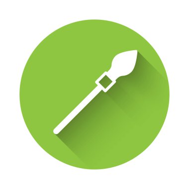 Beyaz Ortaçağ mızrak ikonu uzun gölgeli arka planda izole edilmiş. Ortaçağ silahı. Yeşil daire düğmesi. Vektör