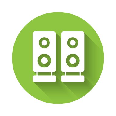 Beyaz Stereo hoparlör simgesi uzun gölge arkaplanı ile izole edildi. Ses sistemi hoparlörleri. Müzik ikonu. Müzikal sütun hoparlörü. Yeşil daire düğmesi. Vektör