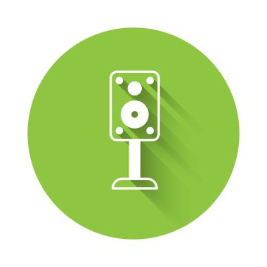 Beyaz Stereo hoparlör simgesi uzun gölge arkaplanı ile izole edildi. Ses sistemi hoparlörleri. Müzik ikonu. Müzikal sütun hoparlörü. Yeşil daire düğmesi. Vektör