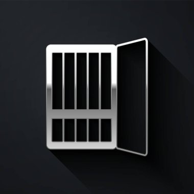 Siyah arka planda gümüş sigara tabakası ikonu var. Tütün tabelası. Sigara içme sembolü. Uzun gölge tarzı. Vektör