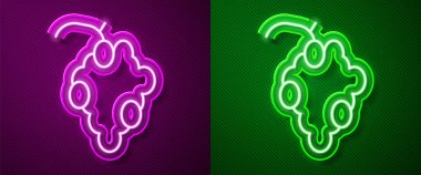 Parlayan neon çizgisi, mor ve yeşil arkaplanda izole edilmiş üzüm meyvesi ikonu. Vektör