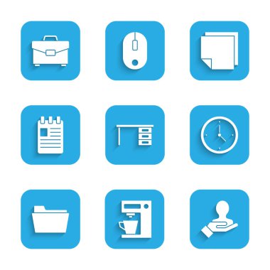 Ofis masası, kahve makinesi, arama görevlileri için el, saat, belge klasörü, sarmal defter, yapıştırma ve evrak çantası simgesi. Vektör