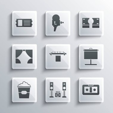 Home stereo 'yu iki hoparlörle, VHS video kaset, projeksiyon ekranı, limuzin arabası ve halı, patlamış mısır kutusu, perde, sinema bileti ve kağıt para ikonu ile ayarla. Vektör