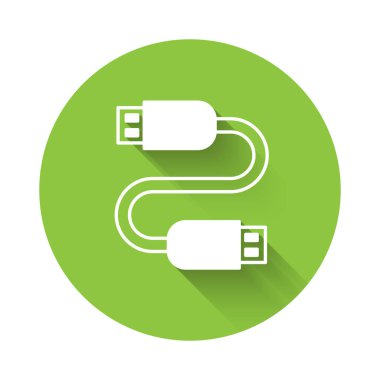 Beyaz USB kablo ikonu uzun gölgeli izole edilmiş. PC ve mobil cihazlar için bağlantı ve soketler. Yeşil daire düğmesi. Vektör