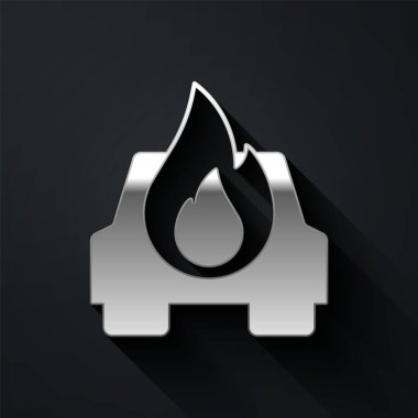 Siyah arka planda gümüş renkli yanan araba simgesi izole edildi. Araba yanıyor. Araba alev ve dumanla kaplanmış. Uzun gölge tarzı. Vektör