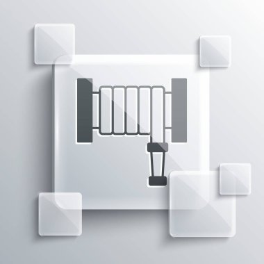 Gri arka planda gri yangın hortumu ikonu izole edildi. Kare cam paneller. Vektör