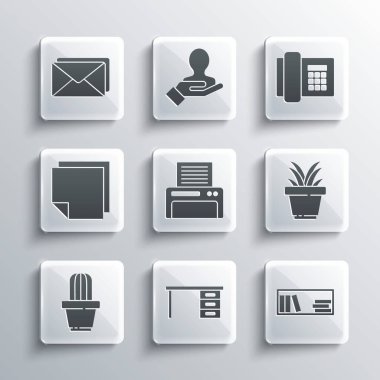 Ofis masası, kitaplı raflar, demlikte bitki, yazıcı, kaktüs ve sulu yapışkanlar, not etiketleri, zarf ve telefon simgesi. Vektör