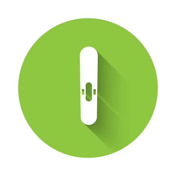 White Cigar icon isolated with long shadow background. Green circle button. Vector — Wektor stockowy