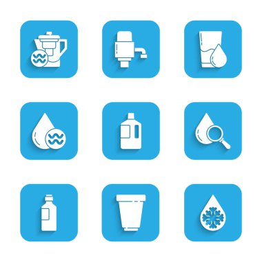 Büyük şişeyi temiz suyla, su filtresi kartuşuyla, buzları çözdürerek, büyüteçle, şişe dolusu, geri dönüşüm suyu, cam ve sürahi ikonuyla ayarla. Vektör