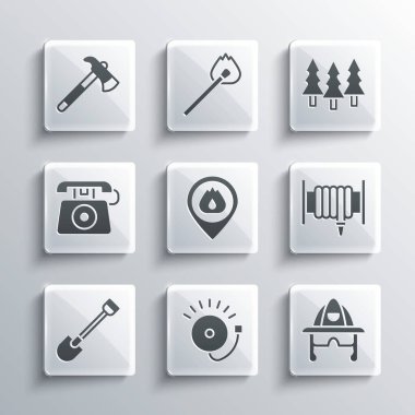 Alarm zilini, itfaiyeci kaskını, hortum makarasını yangın alevi, kürek, 911 'i, balta ve orman ikonunu arayın. Vektör