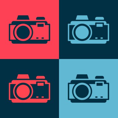Pop Art Photo kamera simgesi renk arkaplanında izole edildi. Foto kamera. Dijital fotoğrafçılık. Vektör