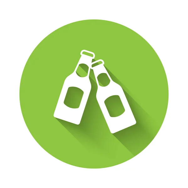 Икона Бутылки Белого Пива Изолированы Длинным Теневым Фоном Кнопка Зеленого — стоковый вектор