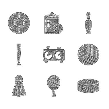 Set Time satranç saati, masa tenisi raketi, hokey topu, voleybol topu, Badminton servis aleti, beysbol sopası, bowling broşu ve futbol ikonu. Vektör