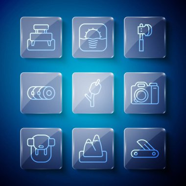 Sırt çantası, dağ yürüyüşü, İsviçre çakısı, tahta balta, çubuk marshmallow, battaniye rulosu, Bench ve fotoğraf makinesi ikonu. Vektör