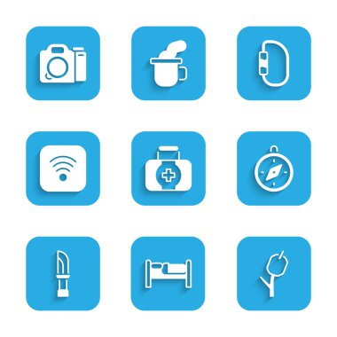 İlk yardım çantasını, Bed, Marshmallow 'u çubuğa, pusulaya, bıçağa, kablosuz internete, kablosuz internete, Carabiner' a ve fotoğraf makinesi ikonuna ayarla. Vektör