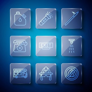 İtfaiye aracı, itfaiyeci kaskı yangın yok, metal mızrak direği yok, çıkış, telefon, 911 'i ara, benzin bidonu ve fıskiye ikonu. Vektör