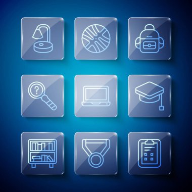 Satır Rafını kitaplarla, madalyayla, sınav kağıdıyla, okul çantasıyla, laptopla, bilinmeyen aramayla, masa lambasıyla ve mezuniyet şapkası simgesiyle ayarla. Vektör