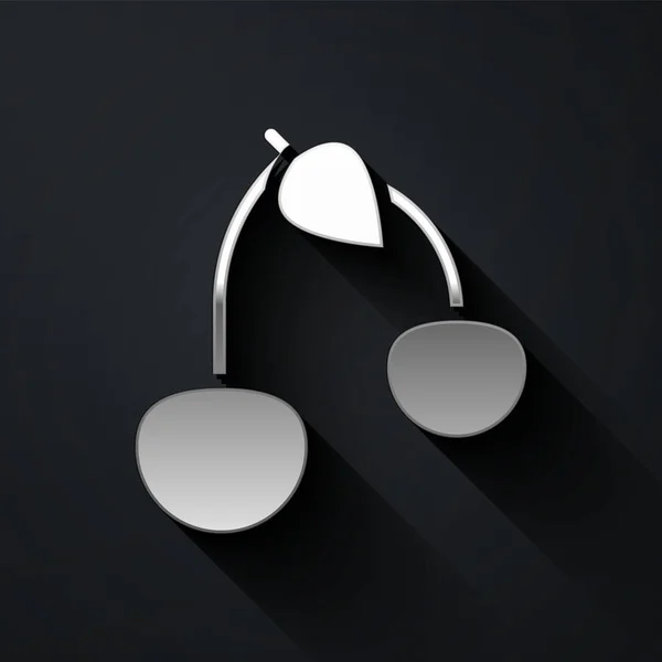 Ezüst cseresznye ikon elszigetelt fekete háttérrel. Gyümölcs levél szimbólummal. Hosszú árnyék stílus. Vektor — Stock Vector