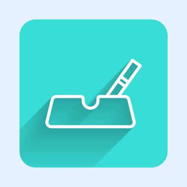 Uzun gölge arkaplan izole sigara ikonu ile beyaz çizgi küllük. Yeşil kare düğmesi. Vektör