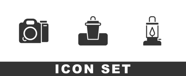 Set Fotocamera, prullenbak en Camping lantaarn icoon. Vector — Stockvector