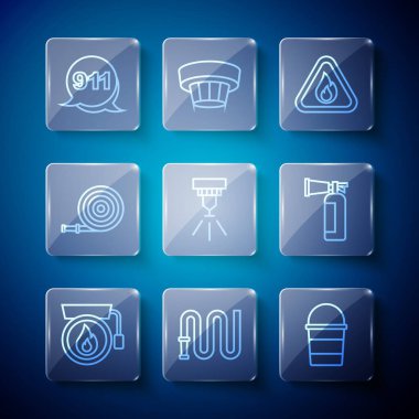 Alarm zilini, yangın hortumunu, kovayı, alev üçgenini, yangın söndürme sistemini 911 'i ve yangın söndürme ikonunu ayarla. Vektör