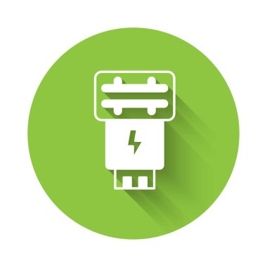 Beyaz fotoğraf makinesi flaş ikonu uzun gölgeli izole edilmiş. Yeşil daire düğmesi. Vektör.