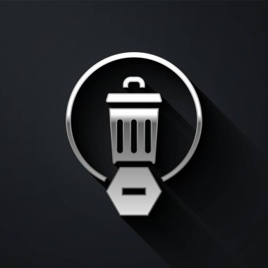 Siyah arkaplanda gümüş çöp kutusu simgesi izole edildi. Çöp kutusu tabelası. Sepet simgesini geri dönüştür. Ofis çöpü ikonu. Uzun gölge tarzı. Vektör