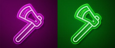 Parlayan neon çizgisi ahşap balta simgesi mor ve yeşil arka planda izole edilmiş. Oduncu baltası. Vektör