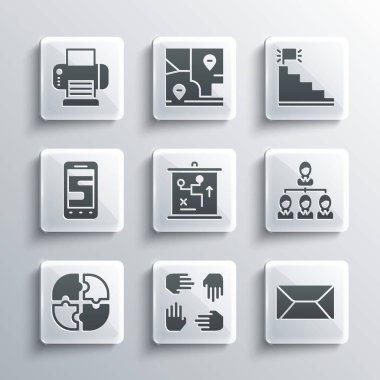 Proje ekibi tabanı, Envelope, Hiyerarşi organizasyon şeması, Planlama stratejisi konsepti, Yapboz Parçası, Sohbet mesajları telefonu, bitiş bayrağı simgesi olan yazıcı ve merdiven. Vektör