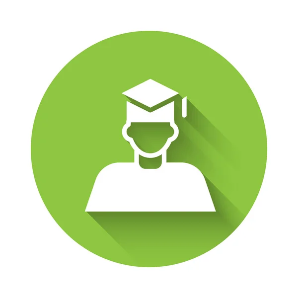 Beyaz mezuniyet ve mezuniyet şapkası ikonu uzun gölgeli izole edilmiş. Yeşil daire düğmesi. Vektör — Stok Vektör