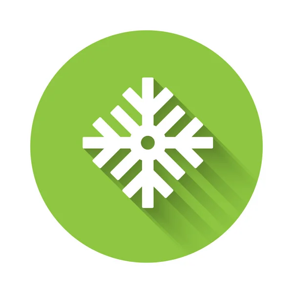 Weiße Schneeflocke Ikone isoliert mit langem Schatten Hintergrund. Frohe Weihnachten und ein gutes neues Jahr. Grüner Kreis-Knopf. Vektor — Stockvektor