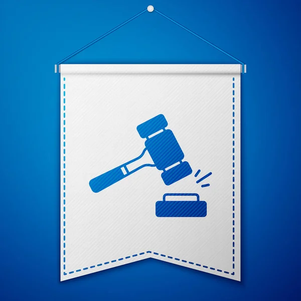 Blaues Auktionshammer-Symbol isoliert auf blauem Hintergrund. Gavel - Hammer des Richters oder Auktionators. Bieterverfahren, Deal erledigt. Versteigerungsgebot. Weiße Wimpelvorlage. Vektor — Stockvektor