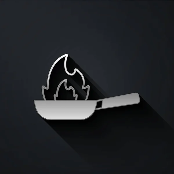 Pan d'argento con icona del fuoco isolata su sfondo nero. Lungo stile ombra. Vettore — Vettoriale Stock