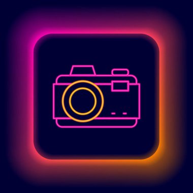 Parlayan neon hattı fotoğraf makinesi simgesi siyah arkaplanda izole edildi. Foto kamera. Dijital fotoğrafçılık. Renkli taslak konsepti. Vektör.