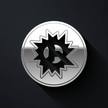 Şarapnel şarapneli gümüş bomba patlaması ve siyah arka planda izole edilmiş ateş topu ikonu. Uzun gölge tarzı. Vektör.