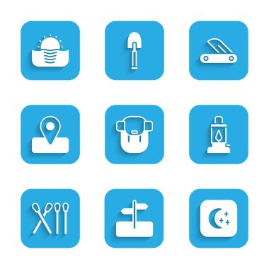 Yürüyüş sırt çantası trafik levhası Moon ve yıldız kamp feneri kibrit çöpünü İsviçre çakısı ve gündoğumu ikonu için ayarla. Vektör.