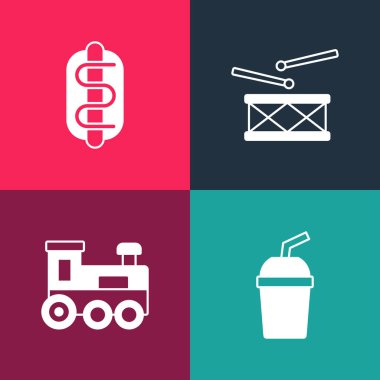 Popüler kağıt bardakları suyla, oyuncak trenle, davul bagetleriyle ve Hotdog sandviç ikonuyla ayarla. Vektör.